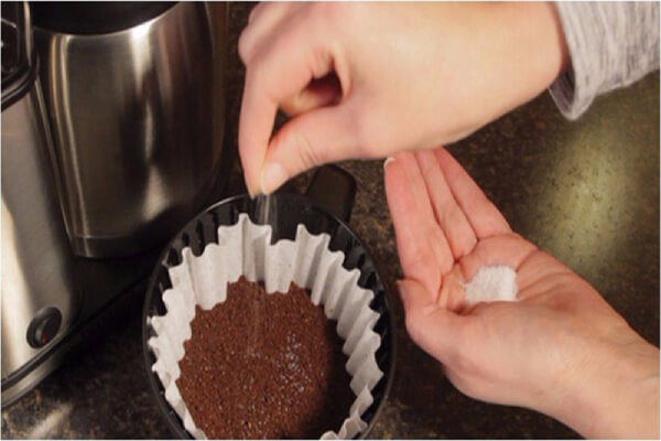 Muối giúp làm phong phú thêm hương vị của cà phê.