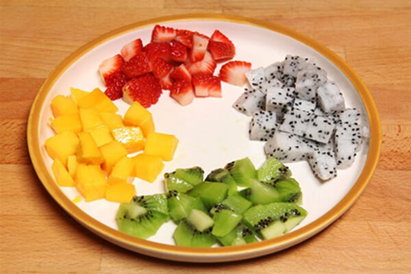 Cắt trái cây thành hình hạt lựu và ngâm vào đá lạnh.