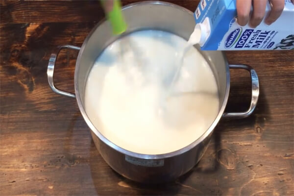 Đun hỗn hợp sữa đặc sữa tươi.