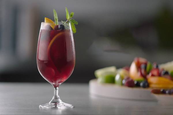 Ly Cocktail Sangria tươi mát.