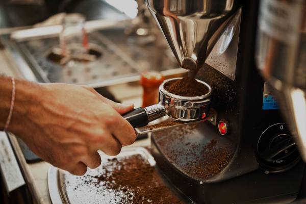 Tính toán lượng nguyên liệu chuẩn khi dùng dụng cụ đong cà phê.