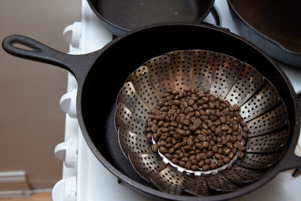 Nguyên liệu và dụng cụ chuẩn bị rang cà phê